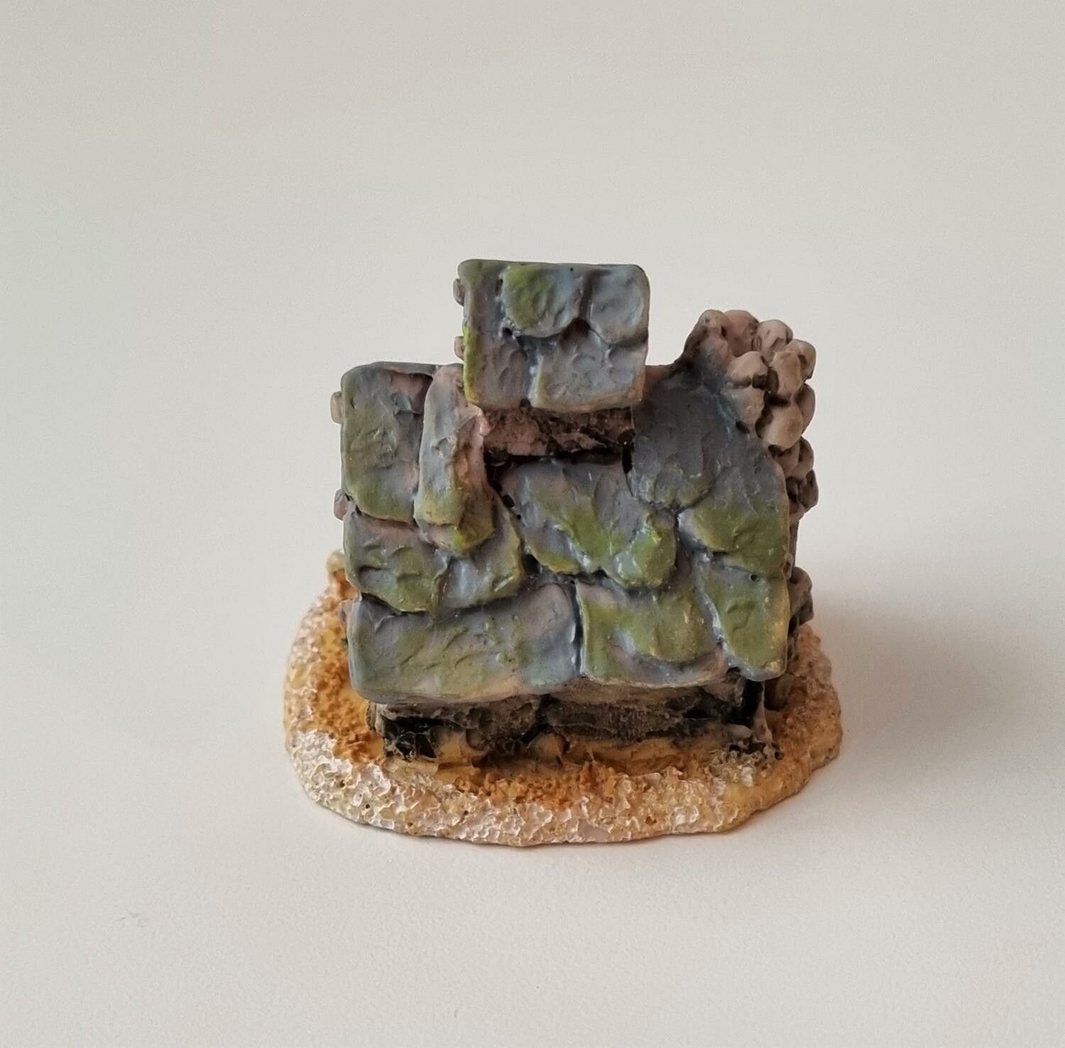 Handmålat hus / minihus. Miniatyrer / figuriner för dockskåpet, tittskåp mm