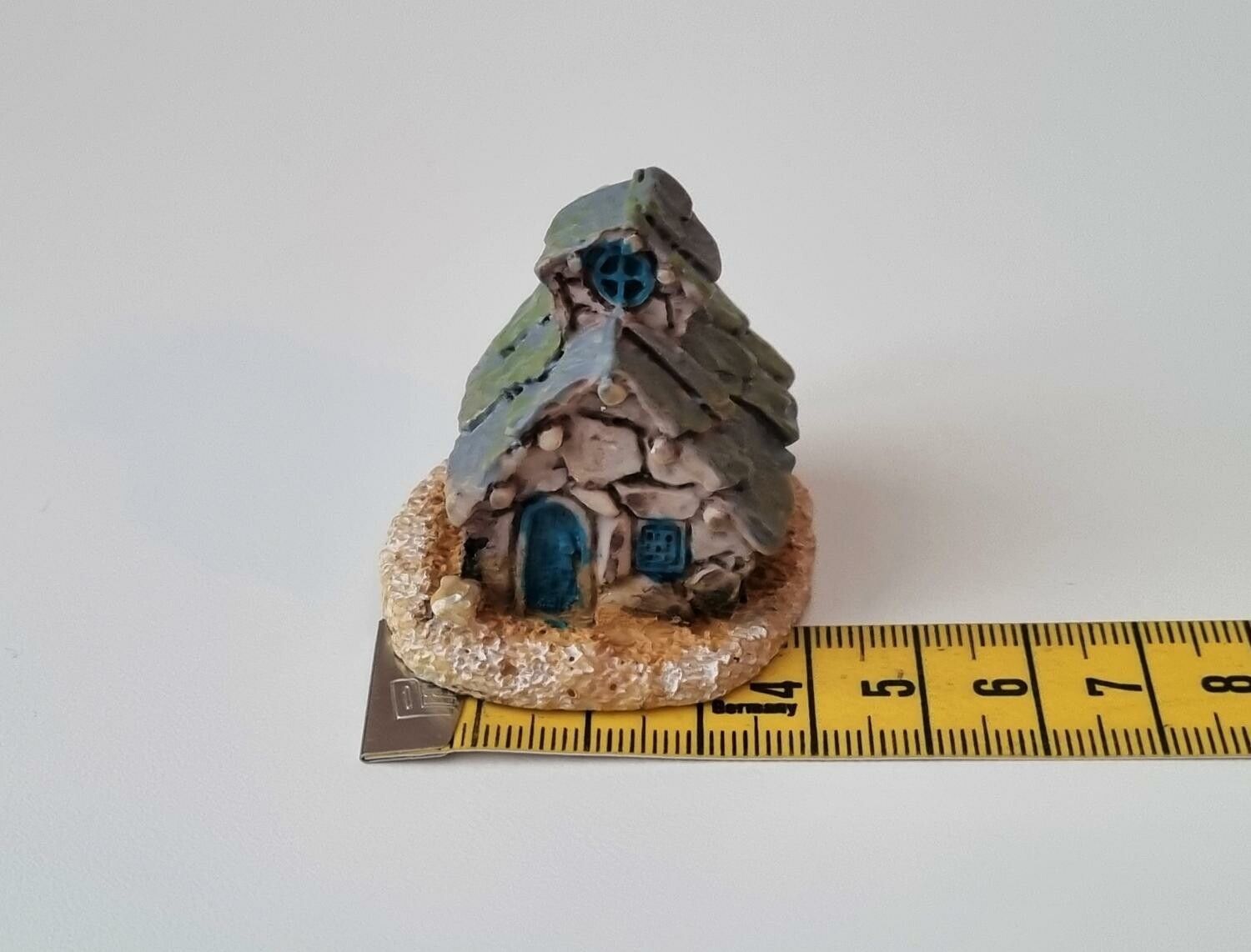 Handmålat hus / minihus. Miniatyrer / figuriner för dockskåpet, tittskåp mm