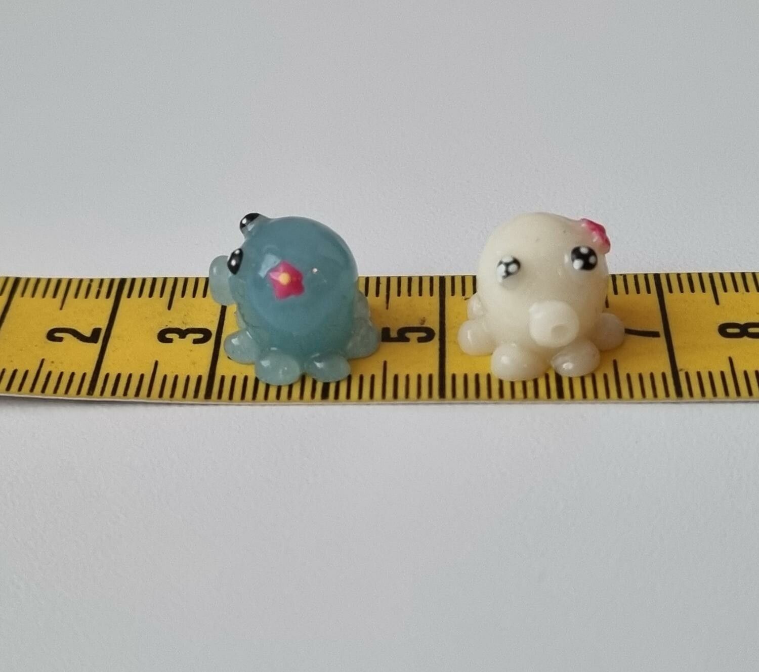 Handmålade bläckfiskar. Miniatyrer / figuriner för dockskåpet, tittskåp mm