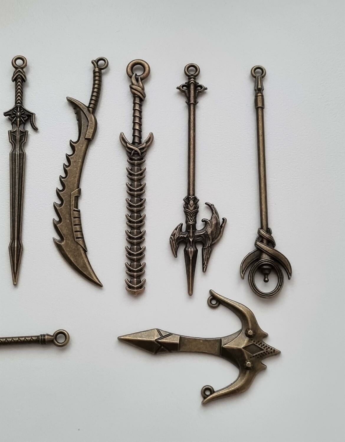10 st berlocker - Miniatyrvapen, minisvärd, treuddar med mera. Fina miniatyrer