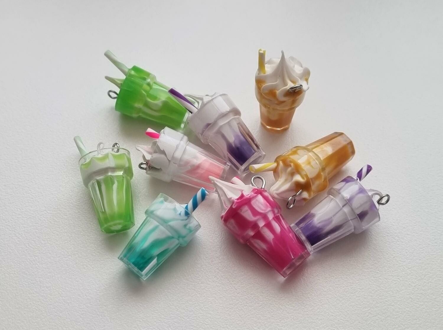 1 st glass i bägare / milkshake - miniatyr till dockskåp, tittskåp