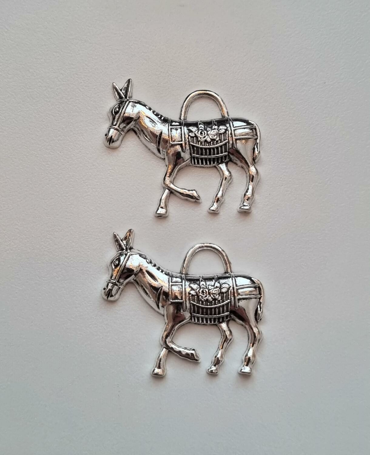 2 st silverfärgade Åsnor,  berlocker / charms