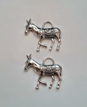2 st silverfärgade Åsnor,  berlocker / charms