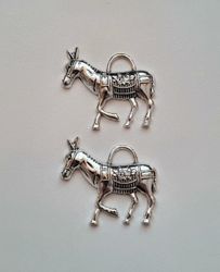 2 st silverfärgade Åsnor,  berlocker / charms