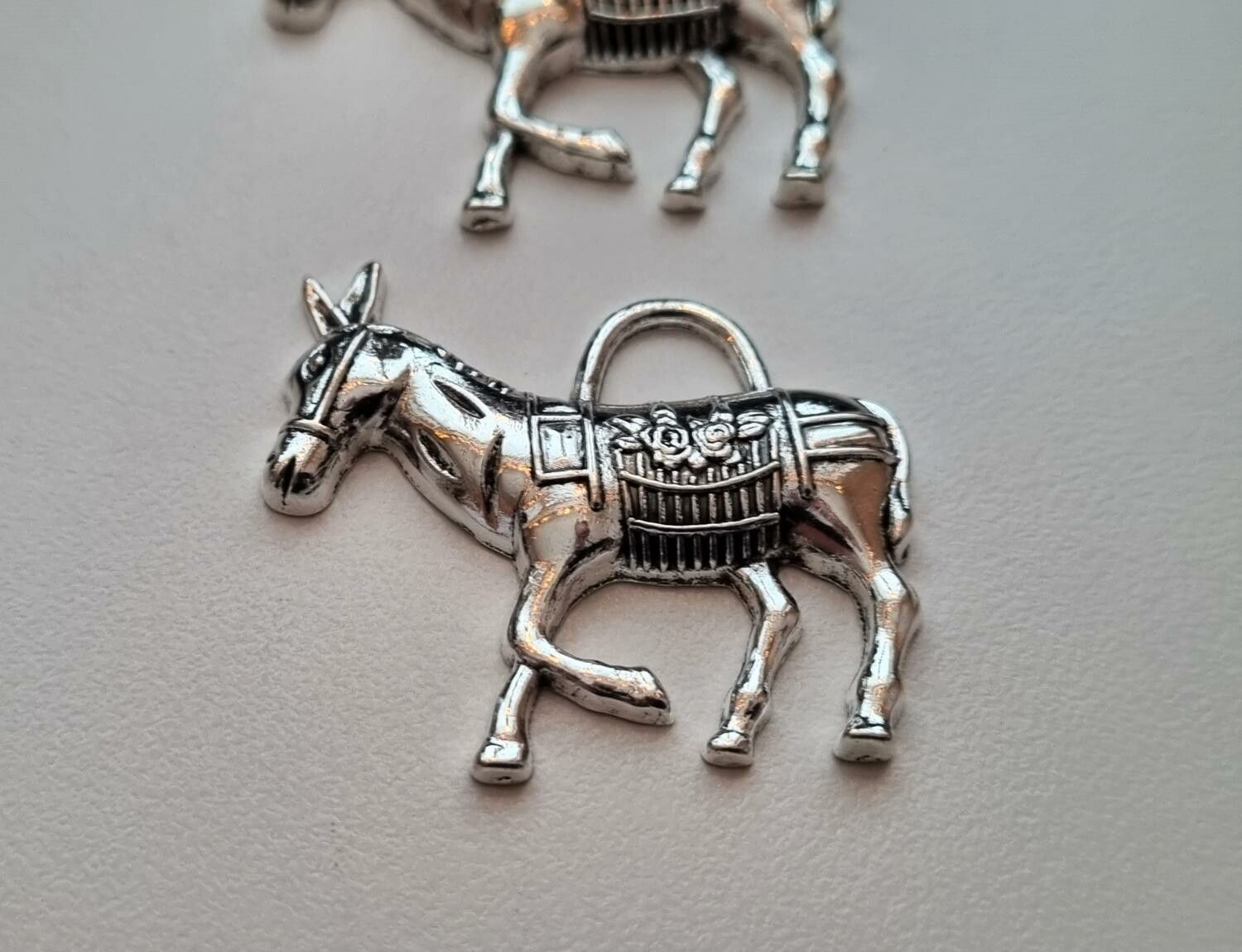 2 st silverfärgade Åsnor,  berlocker / charms