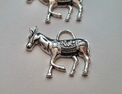 2 st silverfärgade Åsnor,  berlocker / charms