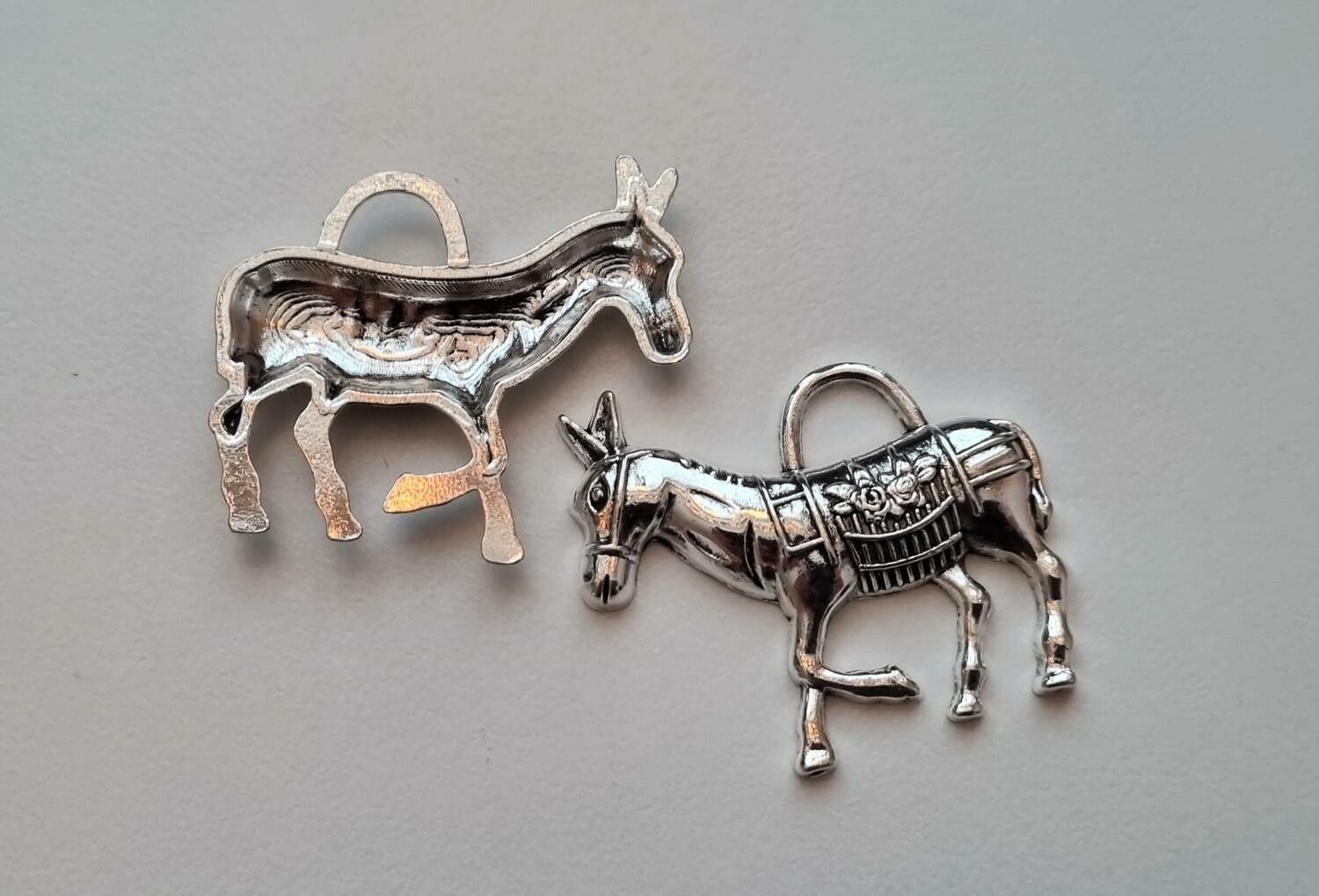 2 st silverfärgade Åsnor,  berlocker / charms