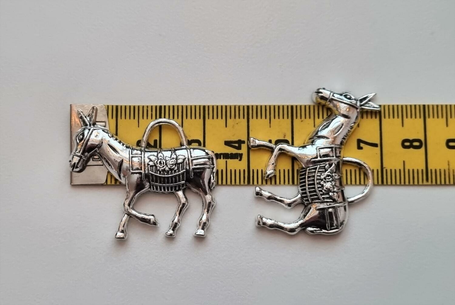 2 st silverfärgade Åsnor,  berlocker / charms