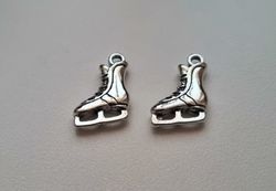 2 st små skridskor, miniatyrer / berlocker / charms (silverfärgade)