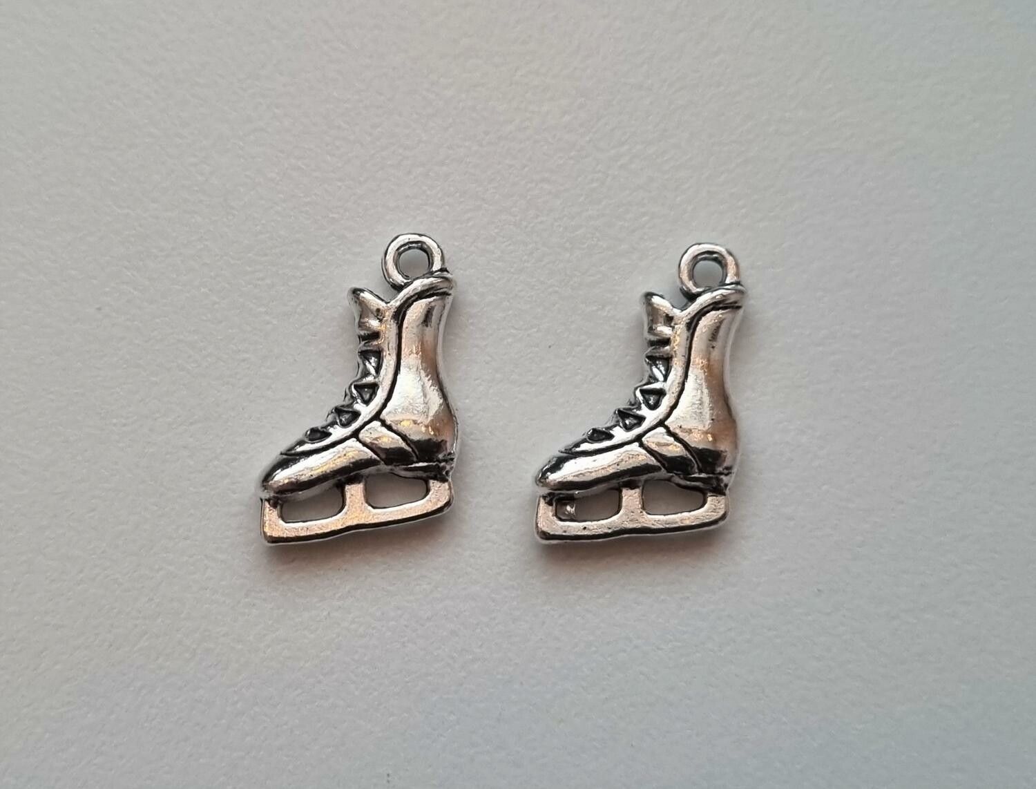 2 st små skridskor, miniatyrer / berlocker / charms (silverfärgade)