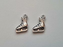 2 st små skridskor, miniatyrer / berlocker / charms (silverfärgade)