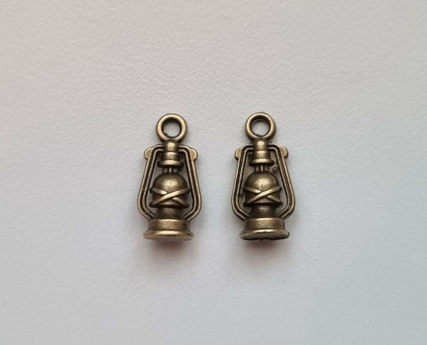 2 st små lyktor, miniatyrer / berlocker / charms (bronsfärgade)