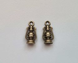 2 st små lyktor, miniatyrer / berlocker / charms (bronsfärgade)
