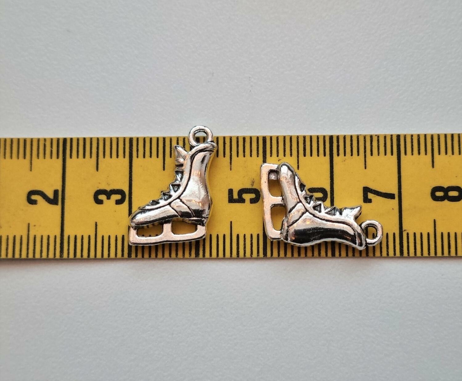 2 st små skridskor, miniatyrer / berlocker / charms (silverfärgade)