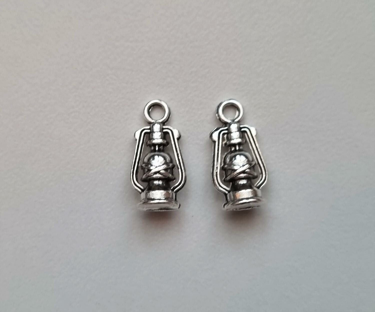 2 st små lyktor, miniatyrer / berlocker / charms (silverfärgade)