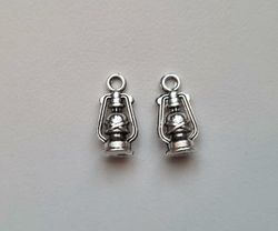 2 st små lyktor, miniatyrer / berlocker / charms (silverfärgade)