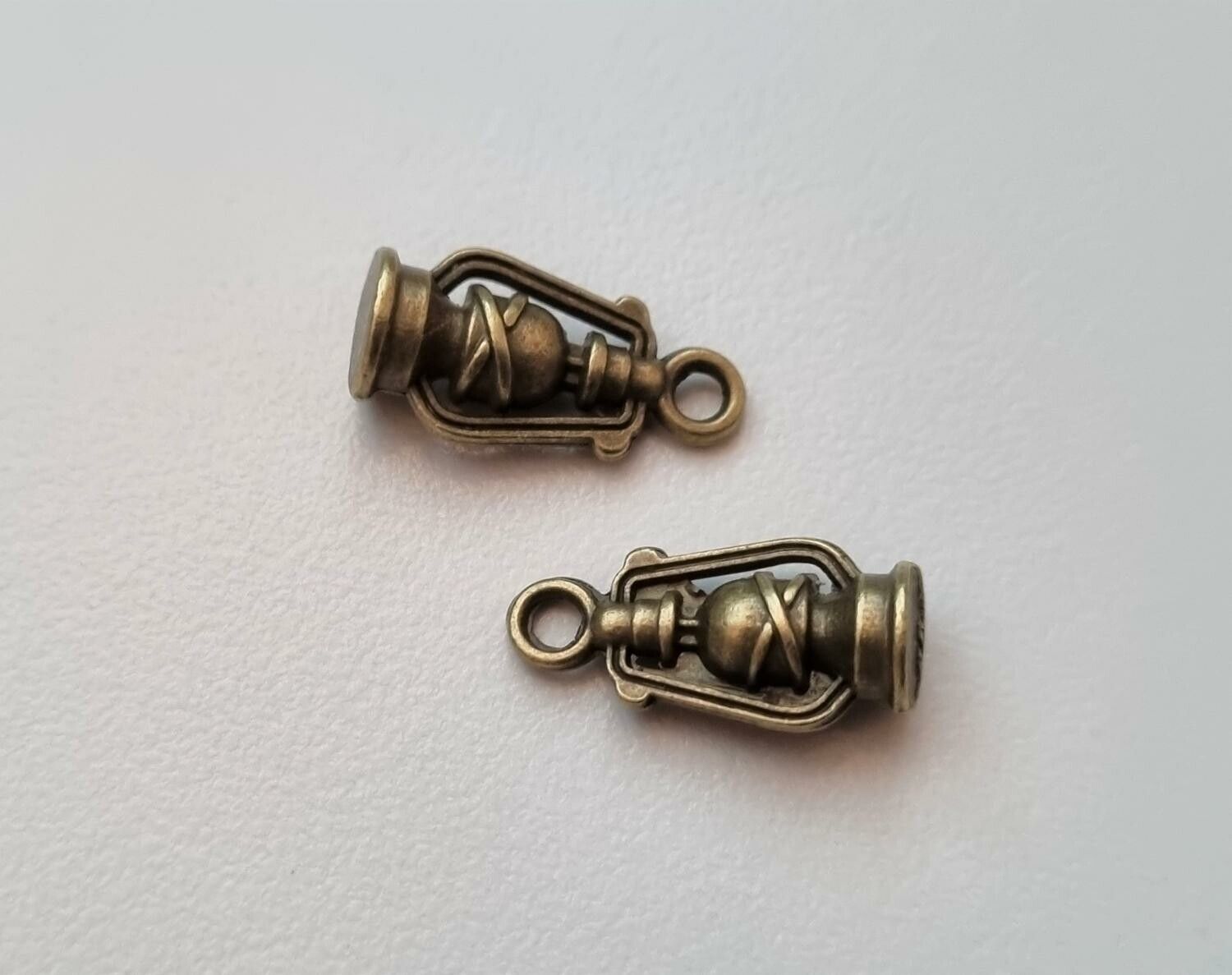 2 st små lyktor, miniatyrer / berlocker / charms (bronsfärgade)