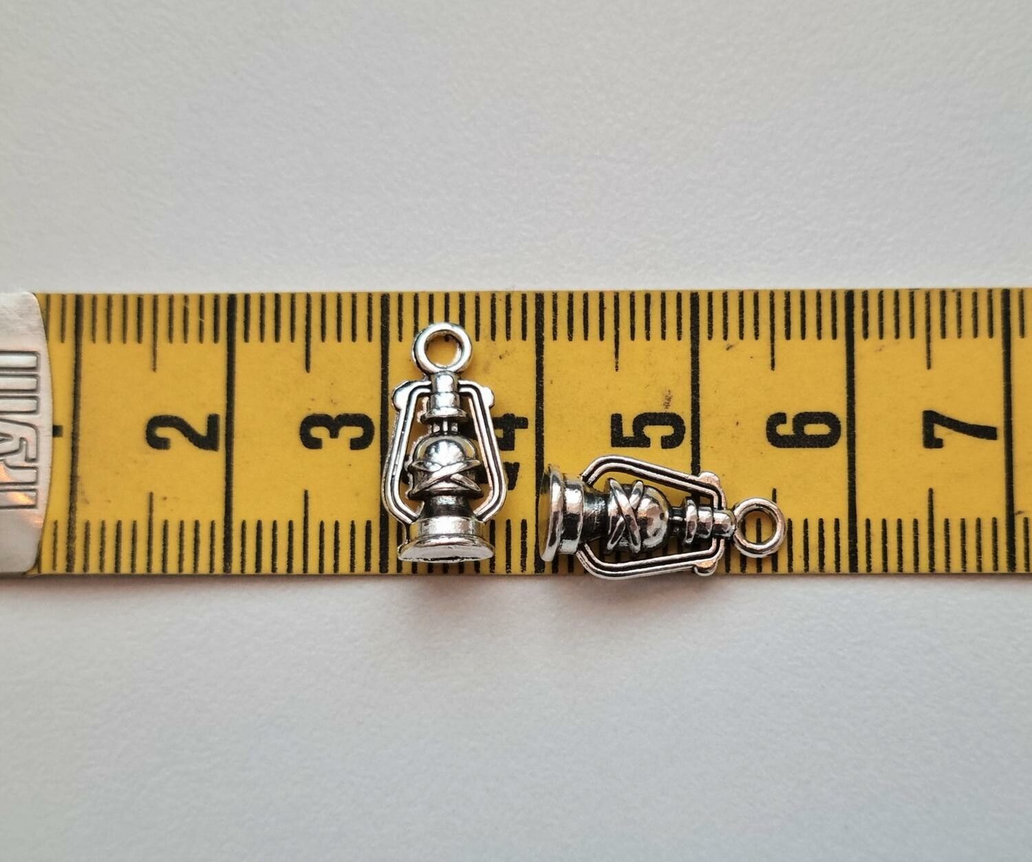 2 st små lyktor, miniatyrer / berlocker / charms (silverfärgade)