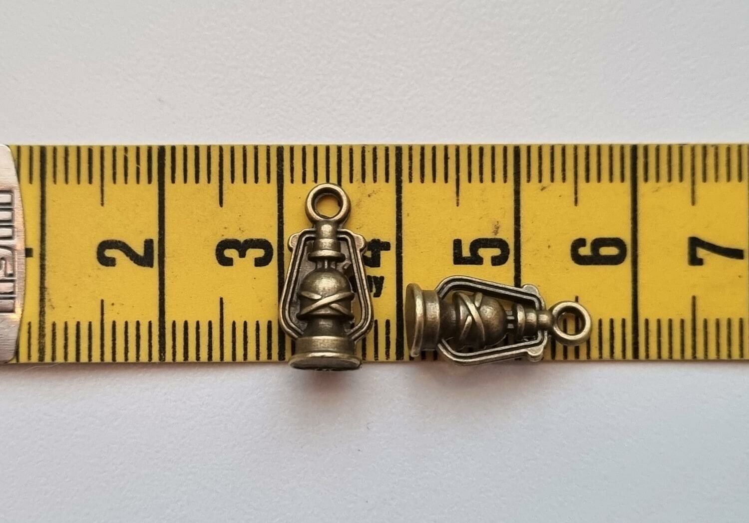 2 st små lyktor, miniatyrer / berlocker / charms (bronsfärgade)