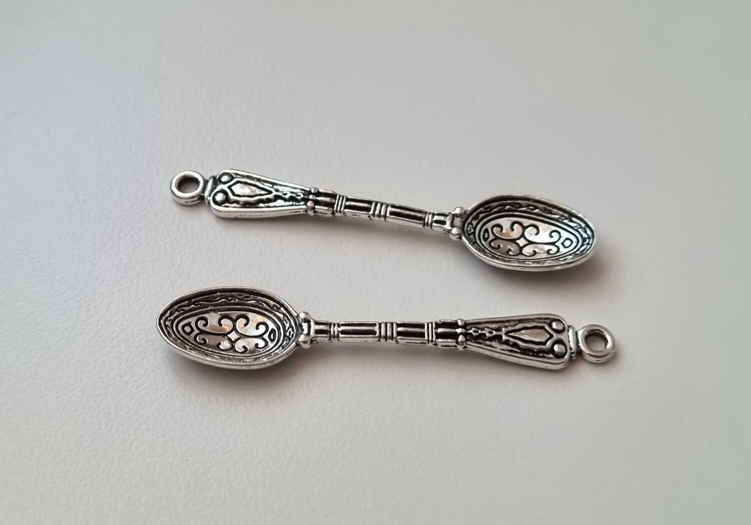 2 st Skedar, berlocker charms miniatyrer