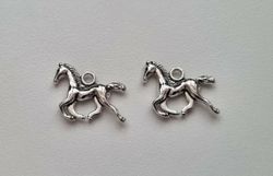 2 st hästar, hästberlocker, berlocker charms