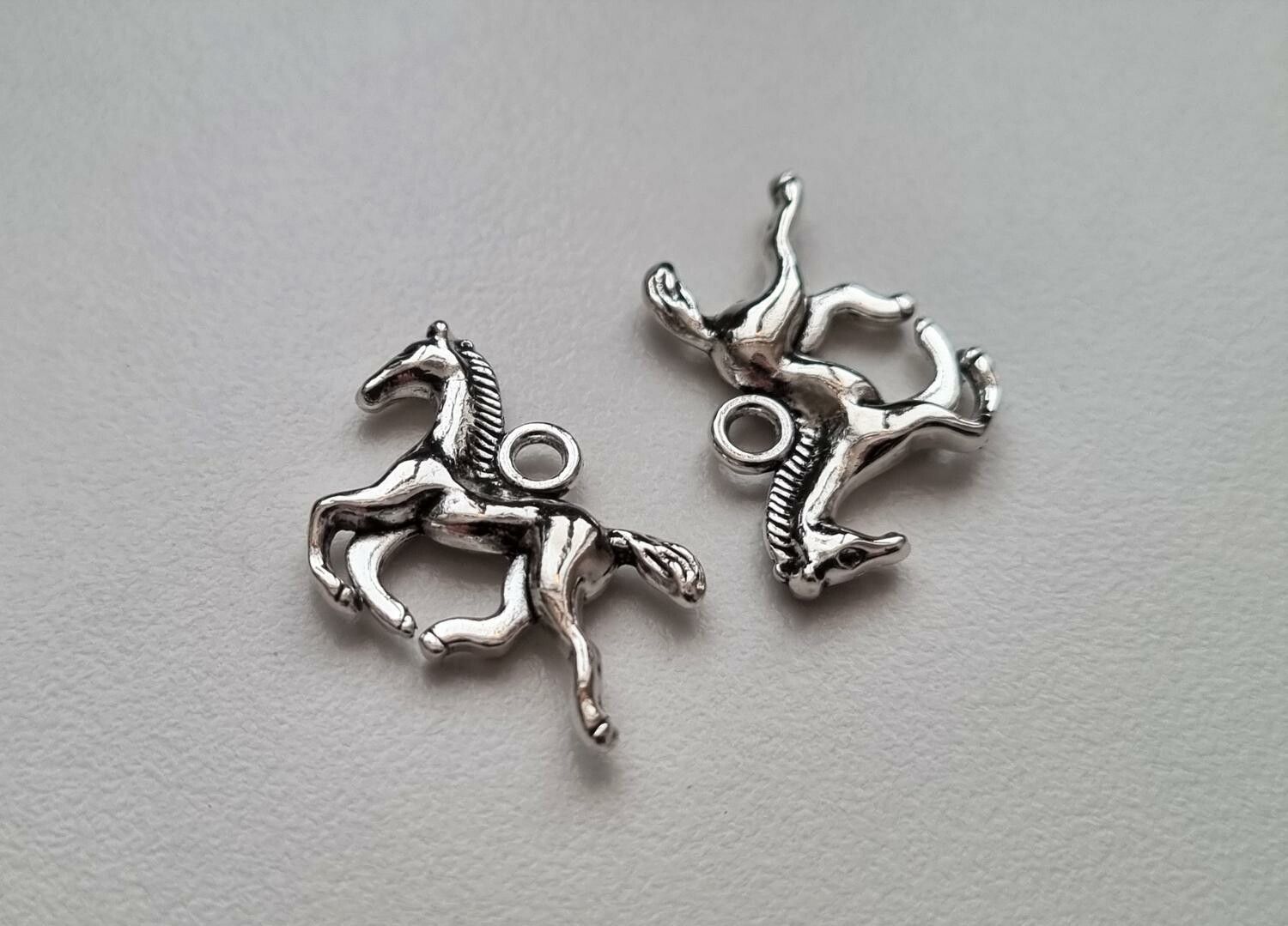 2 st hästar, hästberlocker, berlocker charms