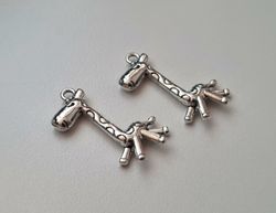 2 st silverfärgade Giraffer, berlocker, charms