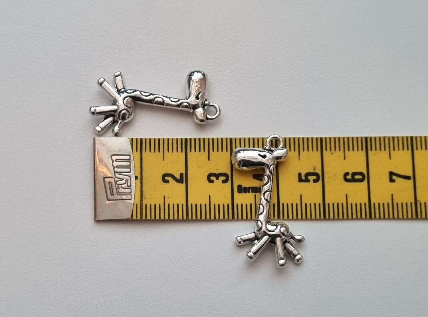 2 st silverfärgade Giraffer, berlocker, charms