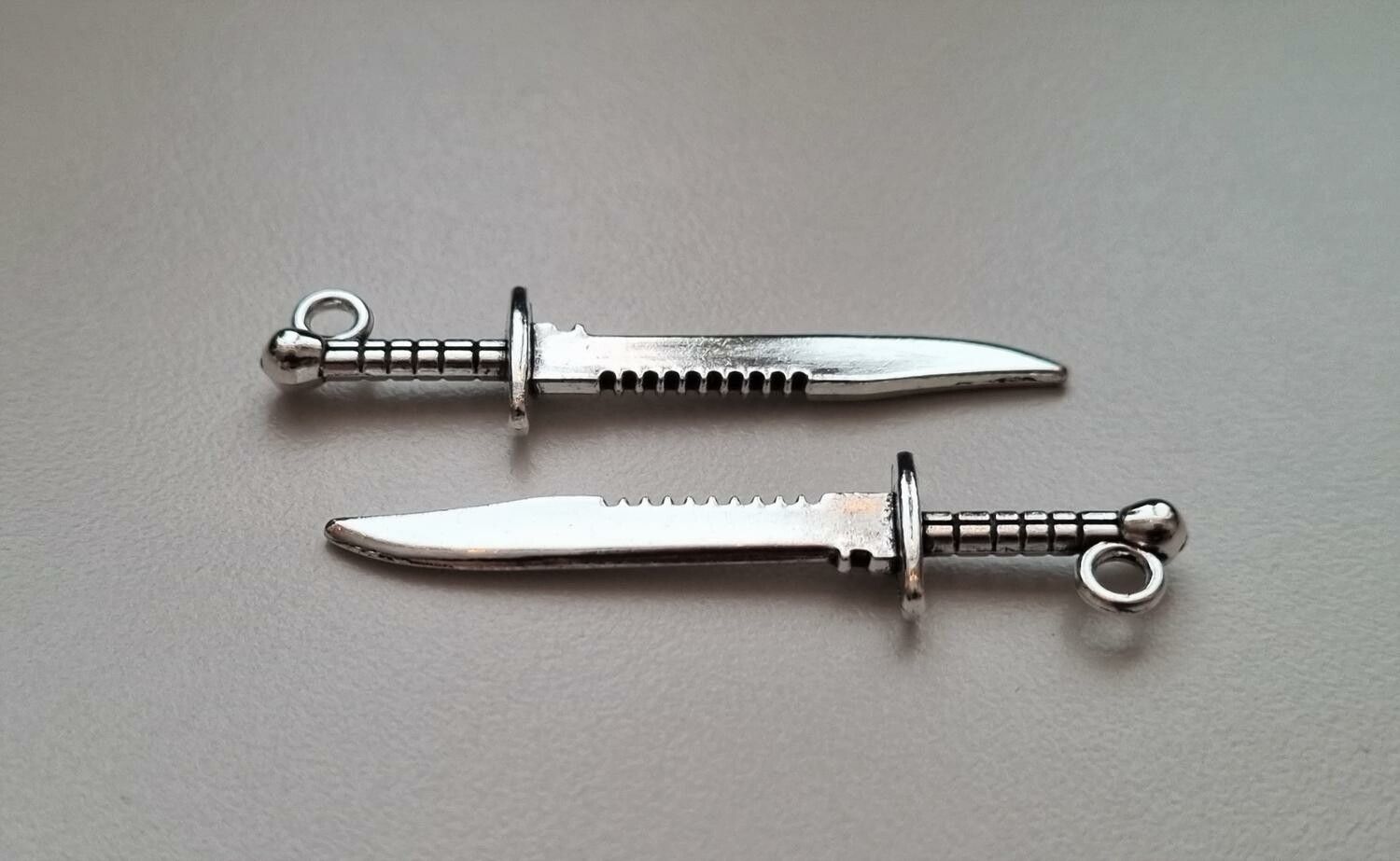 2 st Knivar berlocker / charms (silverfärgade)