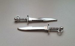 2 st Knivar berlocker / charms (silverfärgade)