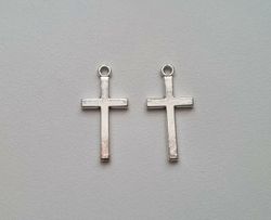 2 st Kors berlocker / charms (silverfärgade)