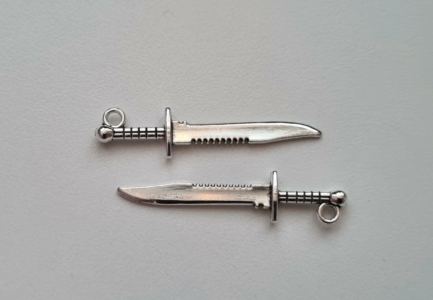 2 st Knivar berlocker / charms (silverfärgade)