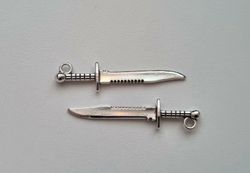 2 st Knivar berlocker / charms (silverfärgade)