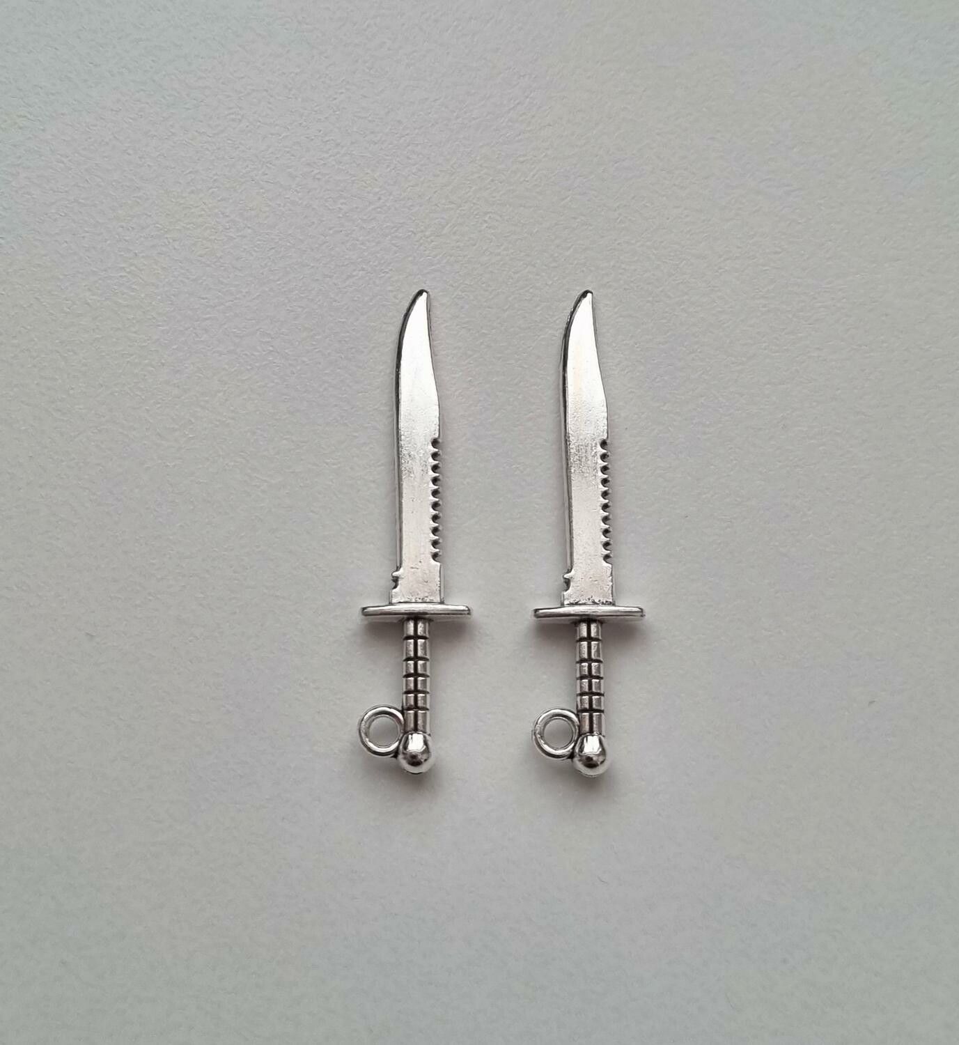 2 st Knivar berlocker / charms (silverfärgade)