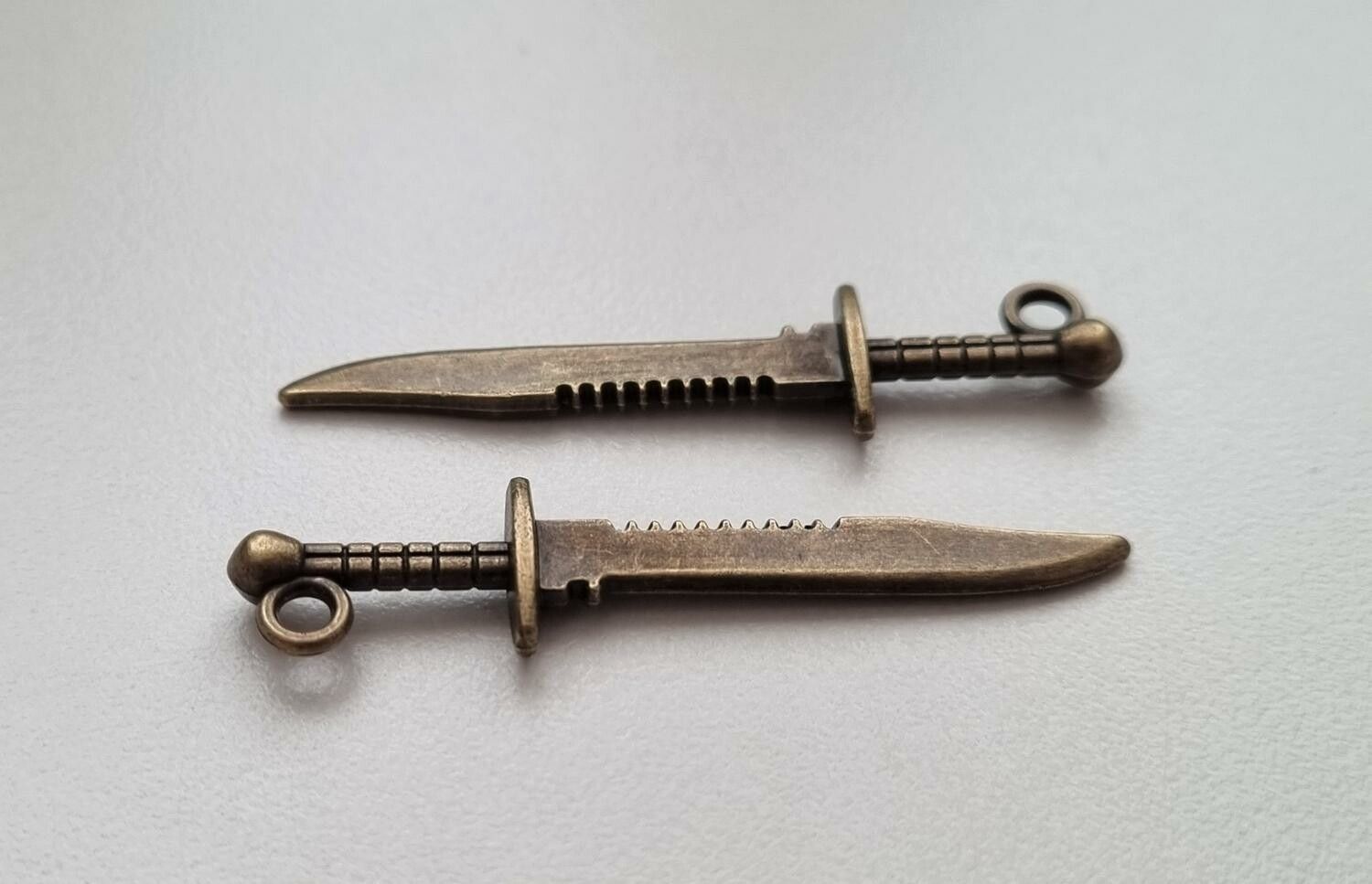2 st Knivar berlocker / charms (bronsfärgade)