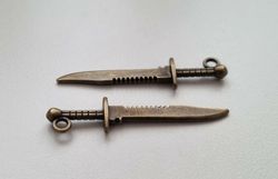 2 st Knivar berlocker / charms (bronsfärgade)