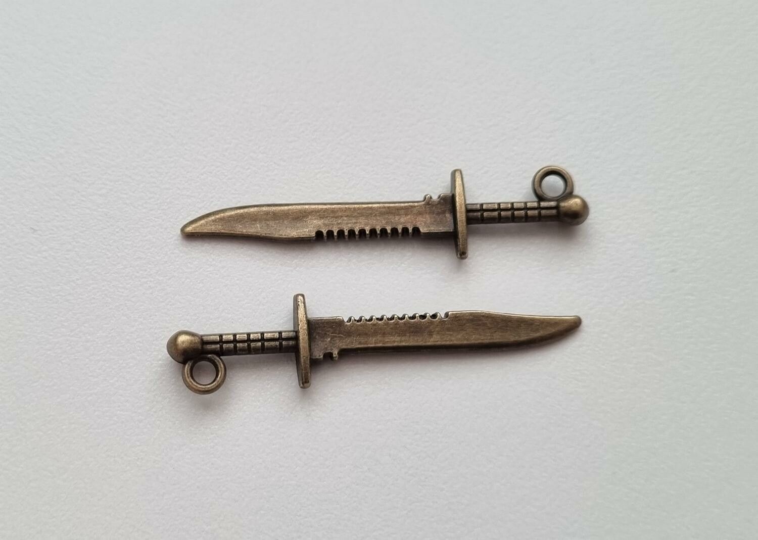 2 st Knivar berlocker / charms (bronsfärgade)
