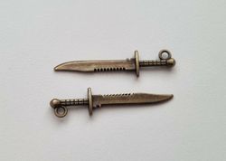 2 st Knivar berlocker / charms (bronsfärgade)