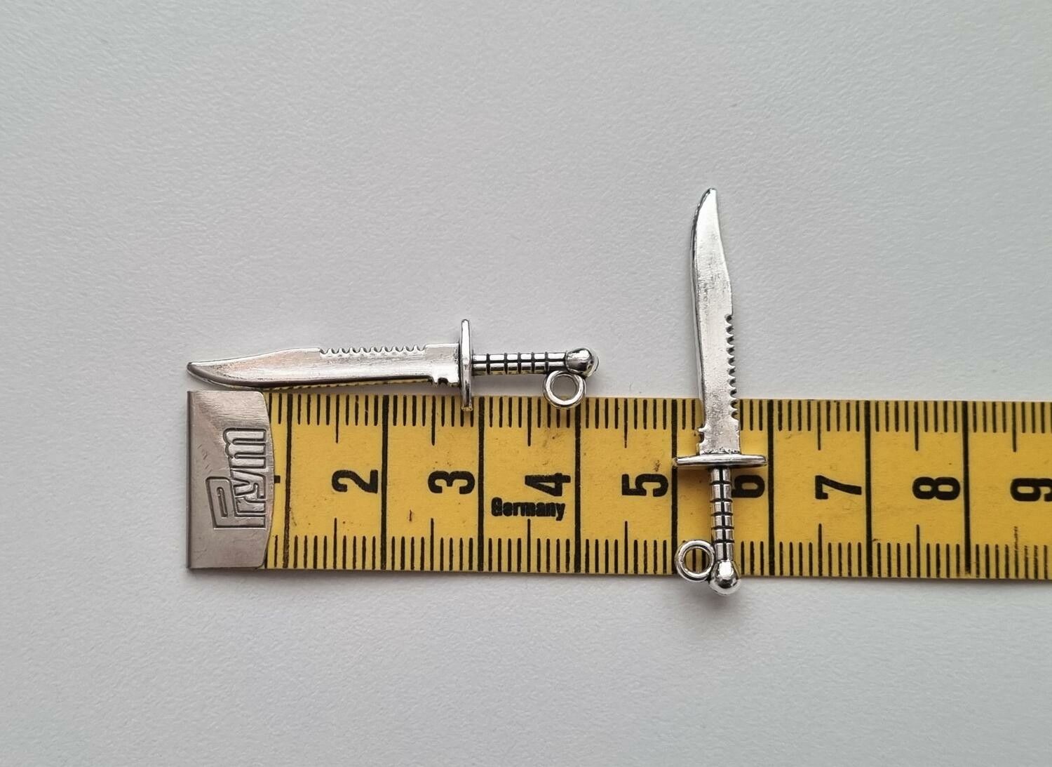 2 st Knivar berlocker / charms (silverfärgade)