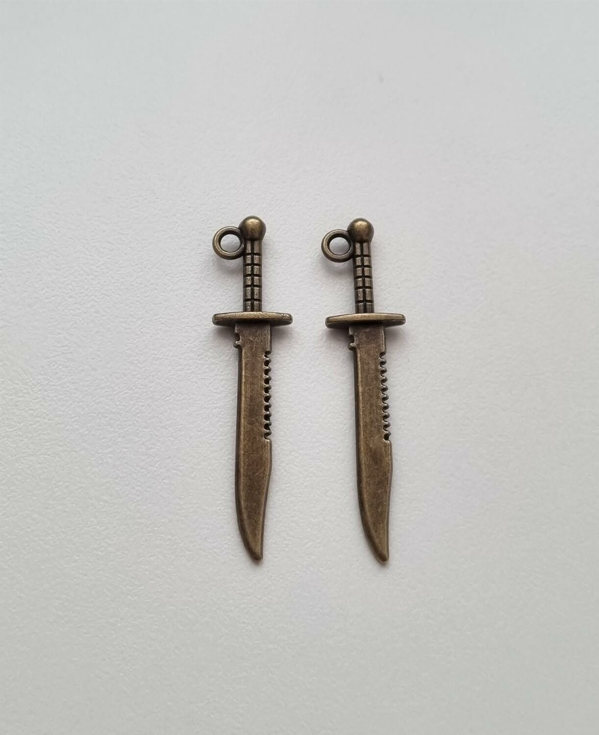 2 st Knivar berlocker / charms (bronsfärgade)