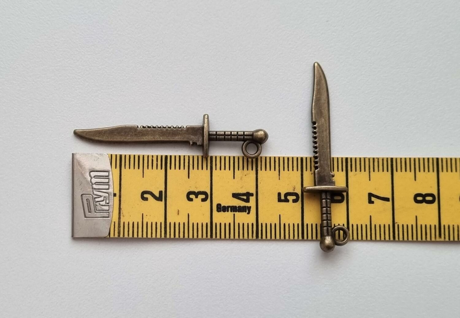2 st Knivar berlocker / charms (bronsfärgade)