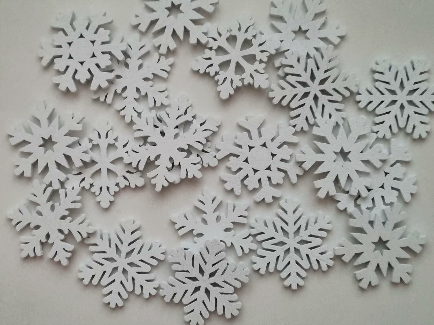 10 st vita snöflingor, dekorationer i trä, trädekorationer (35 mm)
