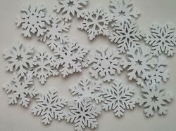 10 st vita snöflingor, dekorationer i trä, trädekorationer (35 mm)