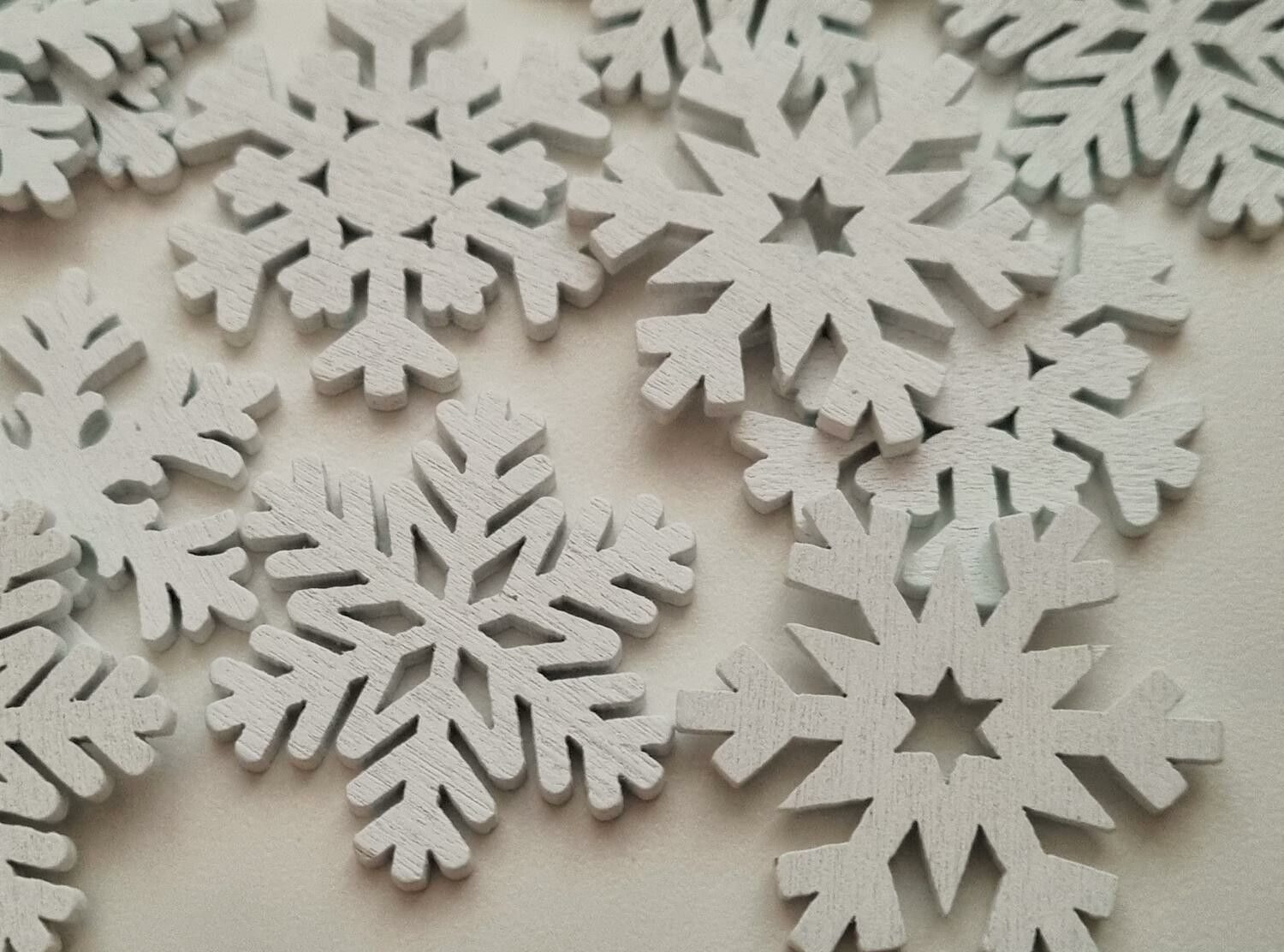 10 st vita snöflingor, dekorationer i trä, trädekorationer (35 mm)