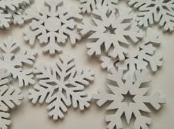10 st vita snöflingor, dekorationer i trä, trädekorationer (35 mm)