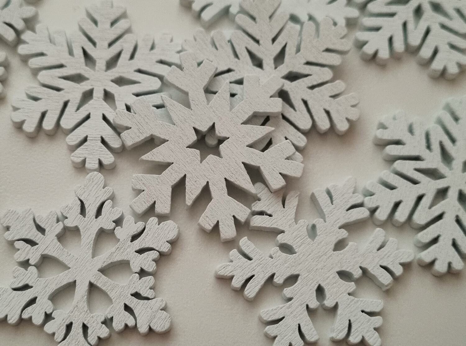 10 st vita snöflingor, dekorationer i trä, trädekorationer (35 mm)