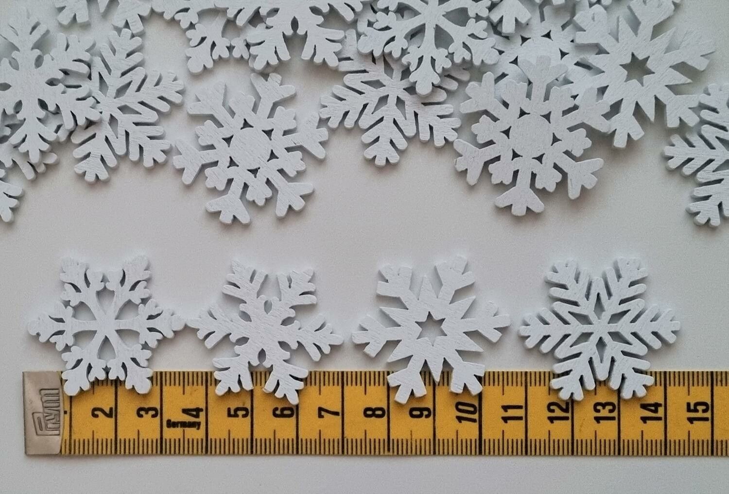 10 st vita snöflingor, dekorationer i trä, trädekorationer (35 mm)
