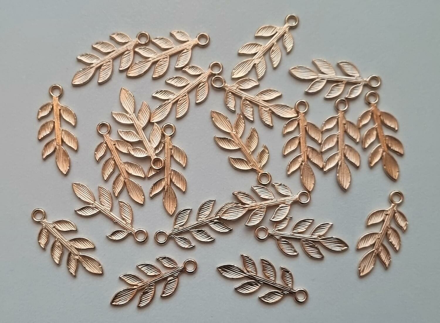2 st guldfärgade löv/blad, hängen / berlocker