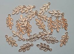 2 st guldfärgade löv/blad, hängen / berlocker