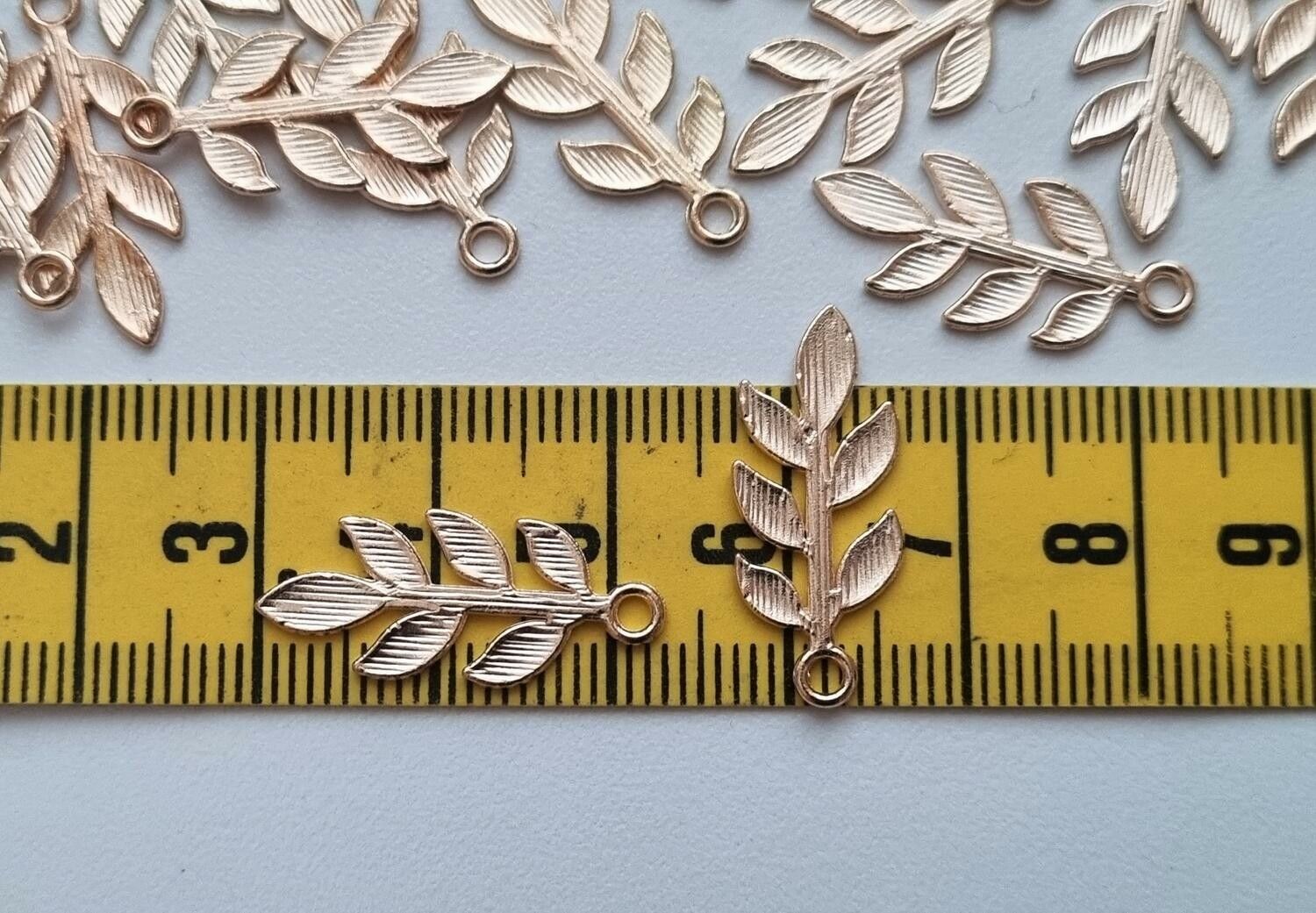2 st guldfärgade löv/blad, hängen / berlocker